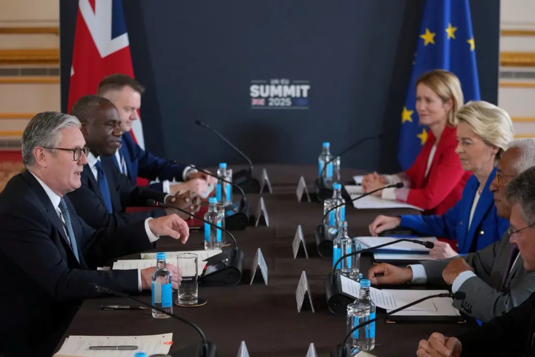 欧元EURUSD三重冲击！英欧复合、经济放缓、美债降级引爆连锁反应